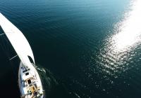 парусная яхта голубое море солнечный рефлекс парусная лодка elan 45 impression парусная яхта